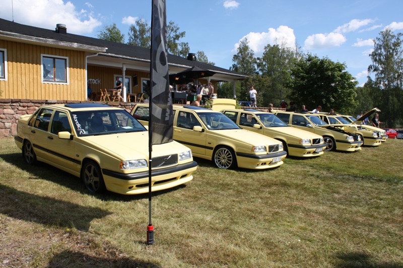 Foto från NordicR monter på Rättviksträffen på flera t-gula Volvo 850 T 5R medlemsbilar.