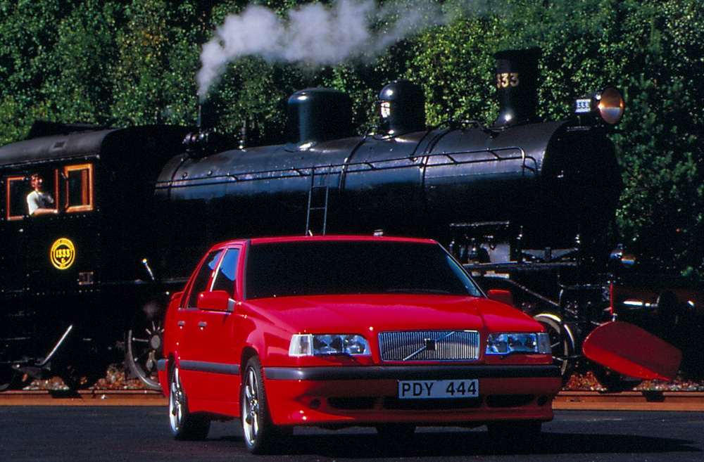 Volvos pressfoto från 1995 på PDY444, protoypen som först var en T-gul Volvo 850 T-5R och sedan gjordes om till en T-röd Volvo 850R, också den som prototyp. Därav samma registreringsnummer på pressfoton. Numera ägs den av en entusiast som återställt den till en T-gul 854 T-5R.